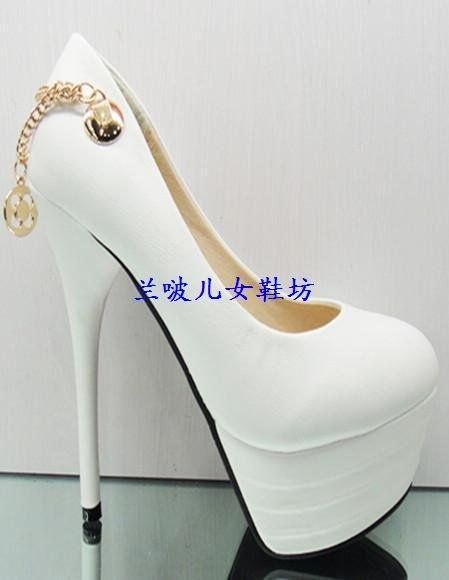 Sapato Branco com corrente traseira