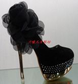 Sapato Preto com flor lateral