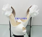 Sapato Branco com flor lateral